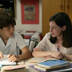 Carlos y Karina estudiando juntos en 'Cuéntame cómo pasó'