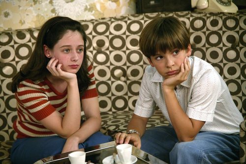 Carlos y Karina en los inicios de su historia de amor en 'Cuéntame cómo pasó'