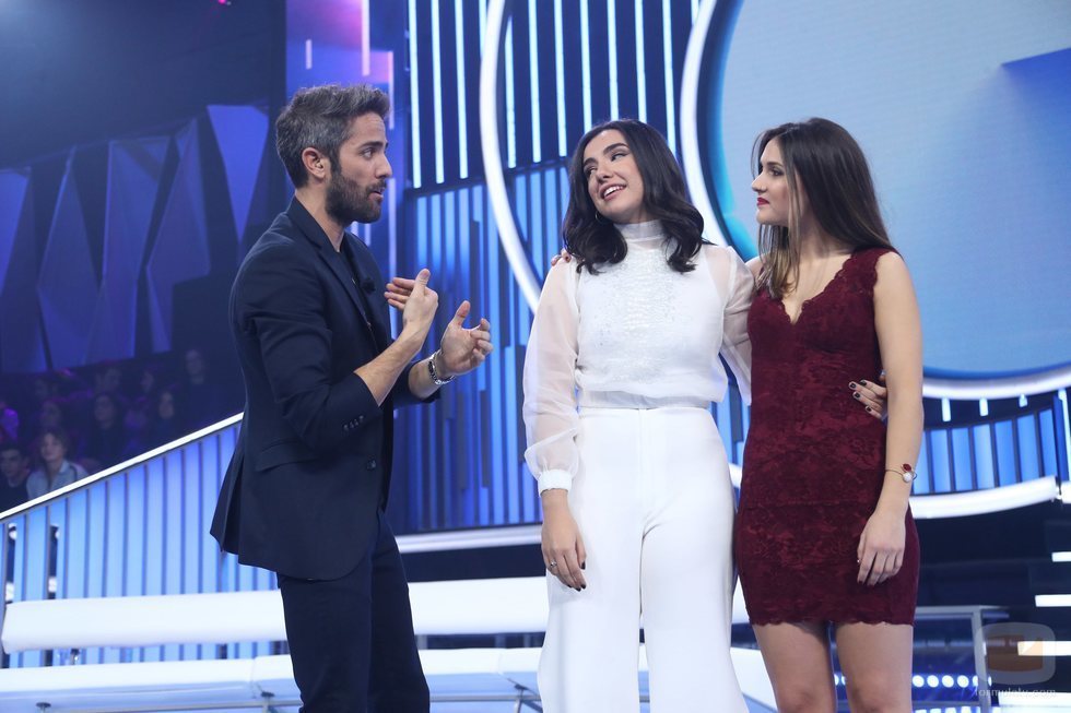 Roberto Leal con la nominadas de la Gala 10 de 'OT 2018'