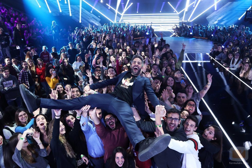 Roberto Leal aupado por el público de la Gala 10 de 'OT 2018'