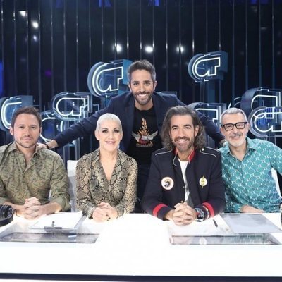 Roberto Leal posa con el jurado de la Gala 10 de 'OT 2018'