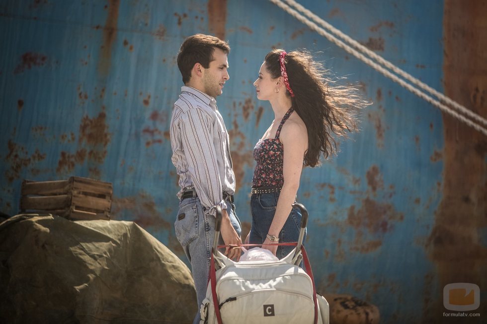  Carlos y Karina, en el capitulo final de la temporada 19 de 'Cuéntame cómo pasó'