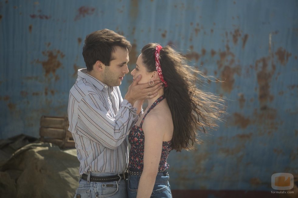 Carlos y Karina, en el último capítulo de la temporada 19 de 'Cuéntame cómo pasó'