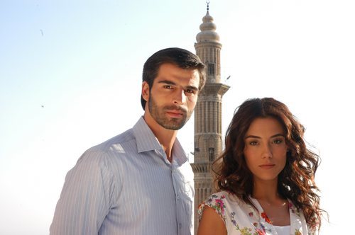 Cansu Dere y Mehmet Akif Alakurt dan vida a Sila y Boran, protagonistas de 'Sila'