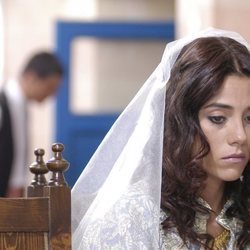 Cansu Dere como Sila el día de su boda en la telenovela turca, 'Sila'
