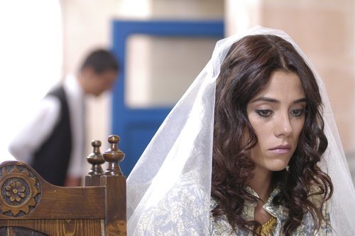Cansu Dere como Sila el día de su boda en la telenovela turca, 'Sila'