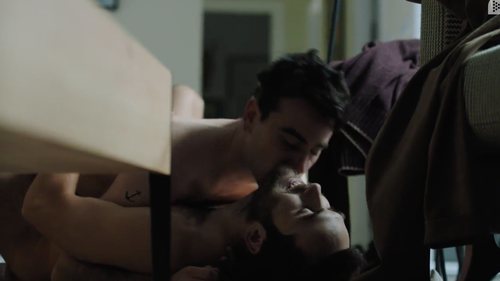 Ricardo Gómez y Àlex Monner en una secuencia de sexo de 'Vivir sin permiso'