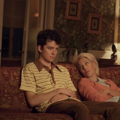 Gillian Anderson y Asa Butterfield en la serie 'Sex Education'