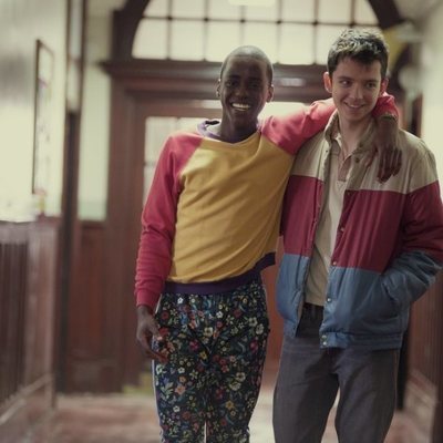 Ncuti Gatwa y Asa Butterfield como Eric y Otis en 'Sex Education'
