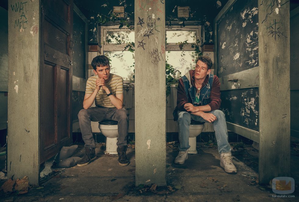Asa Butterfield y Connor Swindells en 'Sex Education'