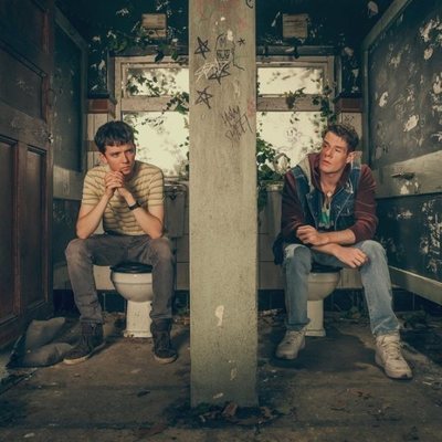 Asa Butterfield y Connor Swindells en 'Sex Education'
