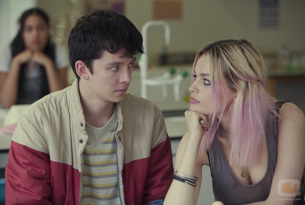 Asa Butterfield y Emma Mackey hablando en 'Sex Education'