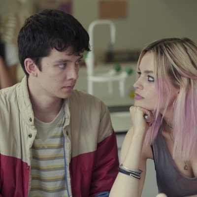 Asa Butterfield y Emma Mackey hablando en 'Sex Education'