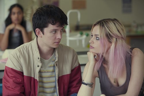 Asa Butterfield y Emma Mackey hablando en 'Sex Education'