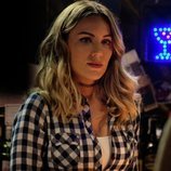 Edurne, como camarera en la temporada 3 de 'Servir y proteger'