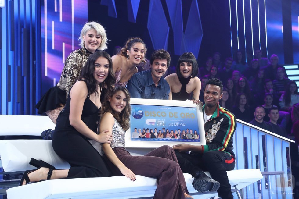 Los concursantes de 'OT 2018' posan con un Disco de Oro en la Gala 11