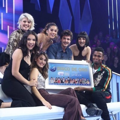 Los concursantes de 'OT 2018' posan con un Disco de Oro en la Gala 11