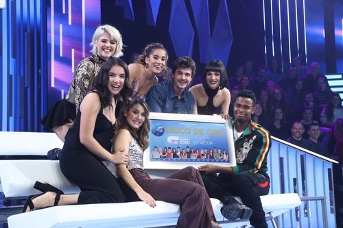 Los concursantes de 'OT 2018' posan con un Disco de Oro en la Gala 11
