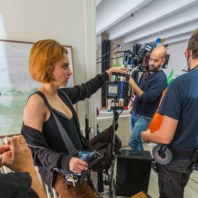 Leticia Dolera en su rol de directora en 'Déjate llevar'