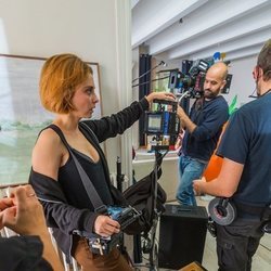 Leticia Dolera en su rol de directora en 'Déjate llevar'