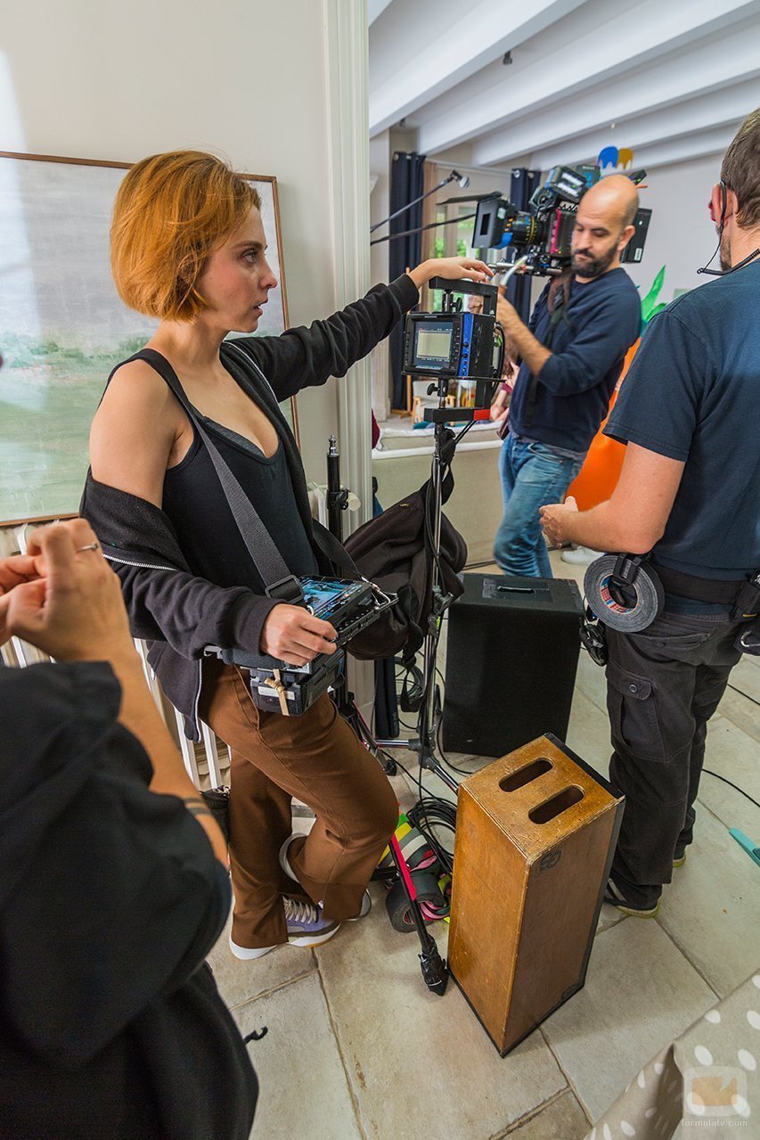 Leticia Dolera en su rol de directora en 'Déjate llevar'