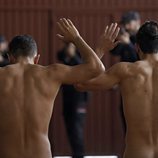 César Mateo y Moussa Echarif desnudos en el capítulo 1x03 de 'La víctima número 8'