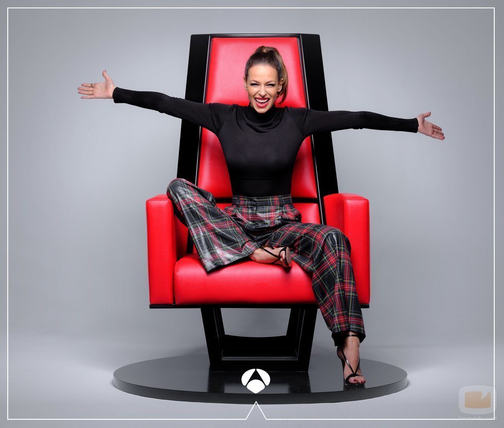 Eva González, sentada en el sillón de los coaches de 'La Voz'
