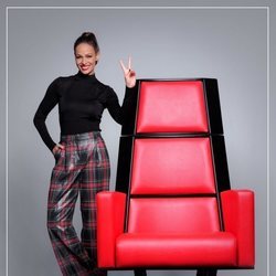 Eva González, junto al sillón de los coaches de 'La Voz'