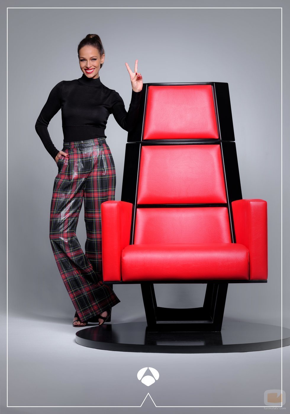 Eva González, junto al sillón de los coaches de 'La Voz'