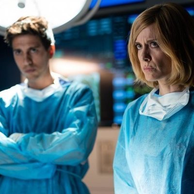 Paula Díaz junto a Manuel en la primera temporada de 'Hospital Valle Norte'