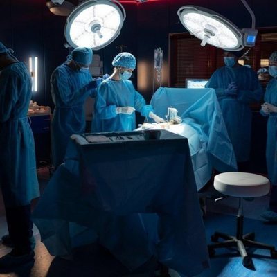 Equipo de cirujanos ante una operación en la primera temporada de 'Hospital Valle Norte'