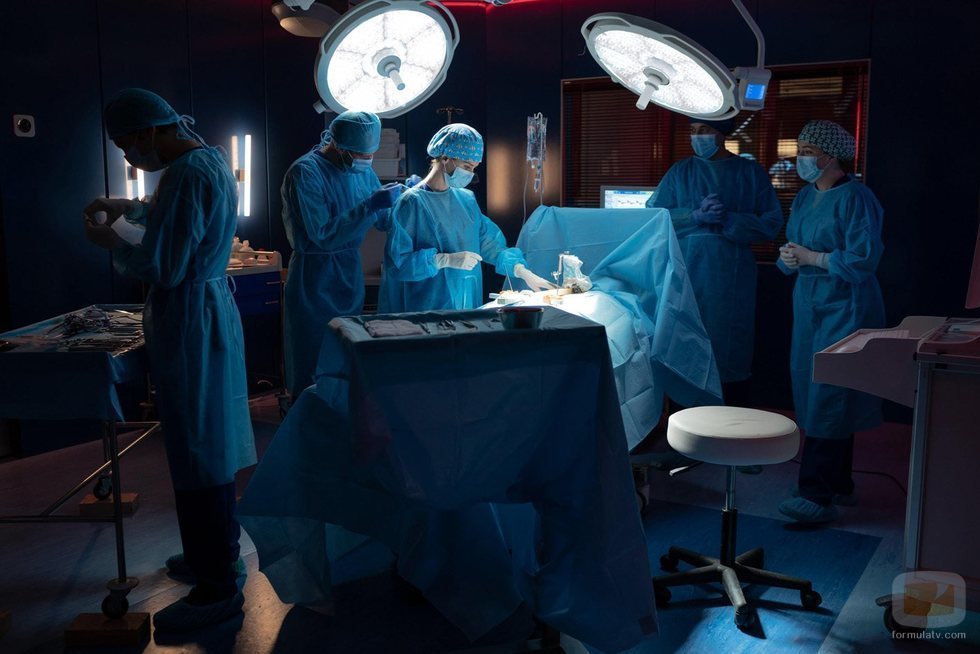 Equipo de cirujanos ante una operación en la primera temporada de 'Hospital Valle Norte'