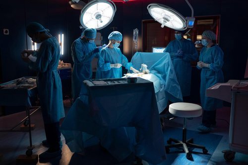 Equipo de cirujanos ante una operación en la primera temporada de 'Hospital Valle Norte'