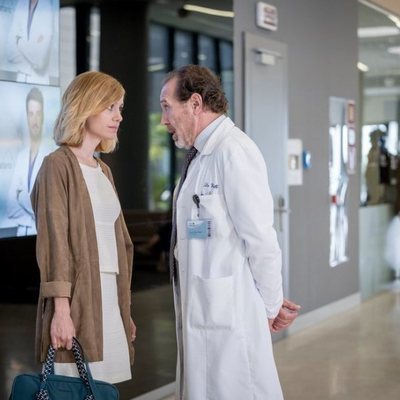 Paula Díaz junto al director Gerardo en la primera temporada de 'Hospital Valle Norte'