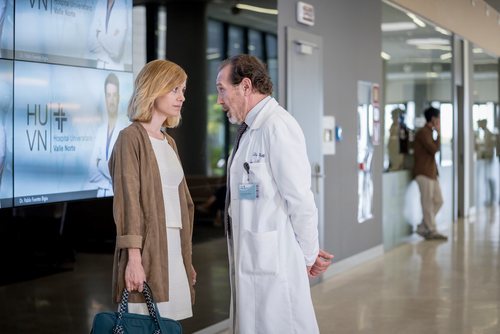 Paula Díaz junto al director Gerardo en la primera temporada de 'Hospital Valle Norte'