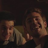 Bruno y Pol sacándose un selfie con el teléfono en la serie 'Merlí'
