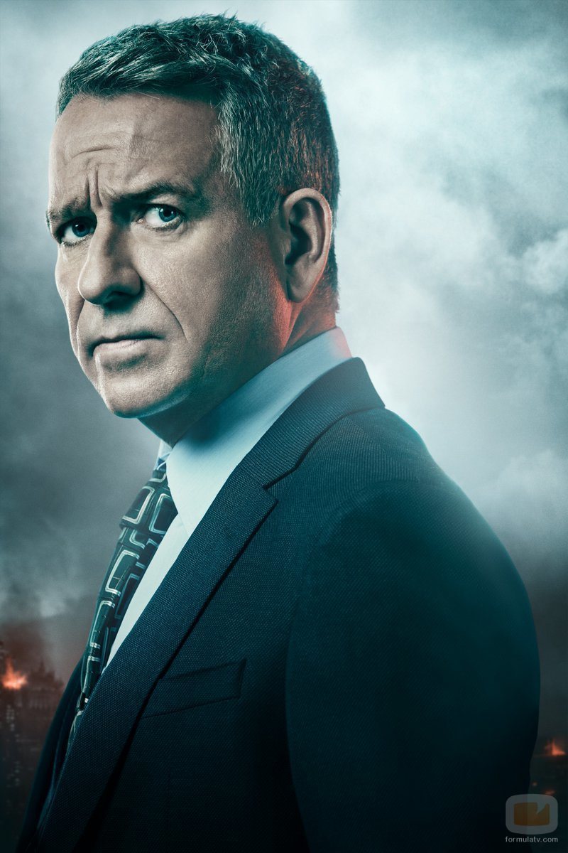 Póster de Sean Pertwee como Alfred Pennyworth en la temporada final de 'Gotham'