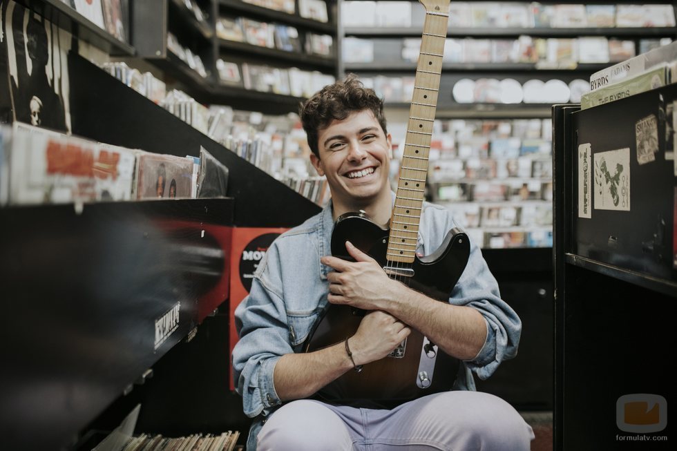 Alfred García con su guitarra eléctrica en una tienda de discos