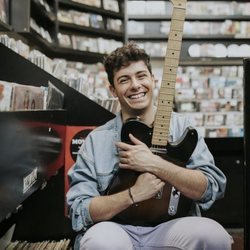 Alfred García con su guitarra eléctrica en una tienda de discos