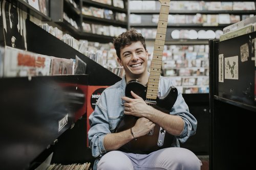 Alfred García con su guitarra eléctrica en una tienda de discos
