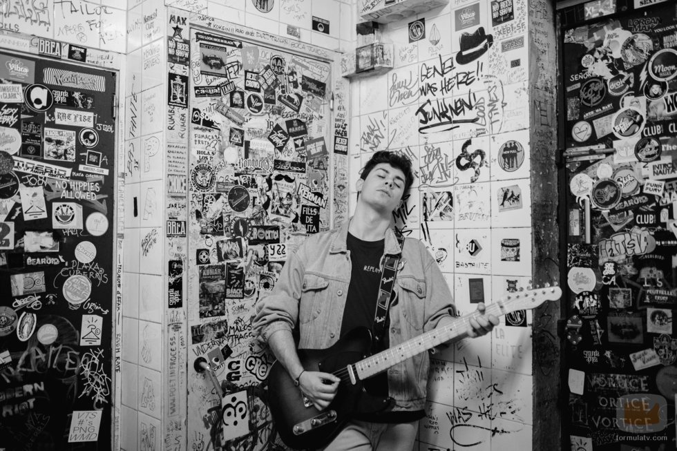 Alfred García posa con su guitarra eléctrica en blanco y negro