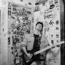 Alfred García posa con su guitarra eléctrica en blanco y negro