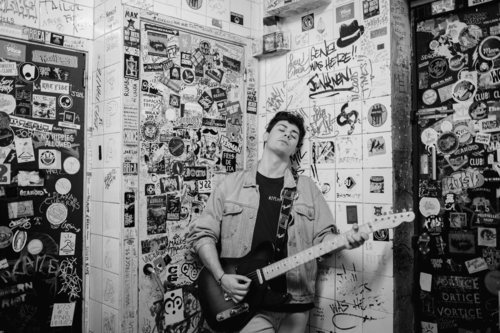 Alfred García posa con su guitarra eléctrica en blanco y negro