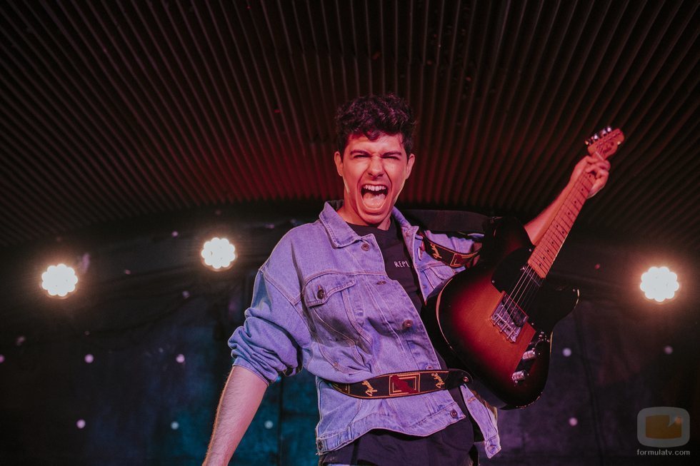 Alfred García con su guitarra eléctrica en un concierto