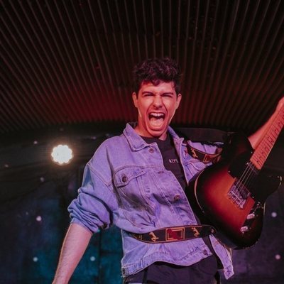 Alfred García con su guitarra eléctrica en un concierto