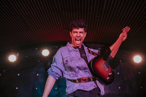 Alfred García con su guitarra eléctrica en un concierto