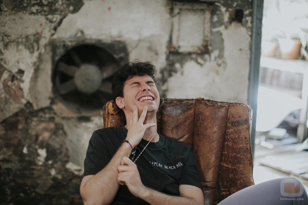 Alfred García posa en un sillón de cuero