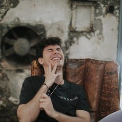 Alfred García posa en un sillón de cuero 