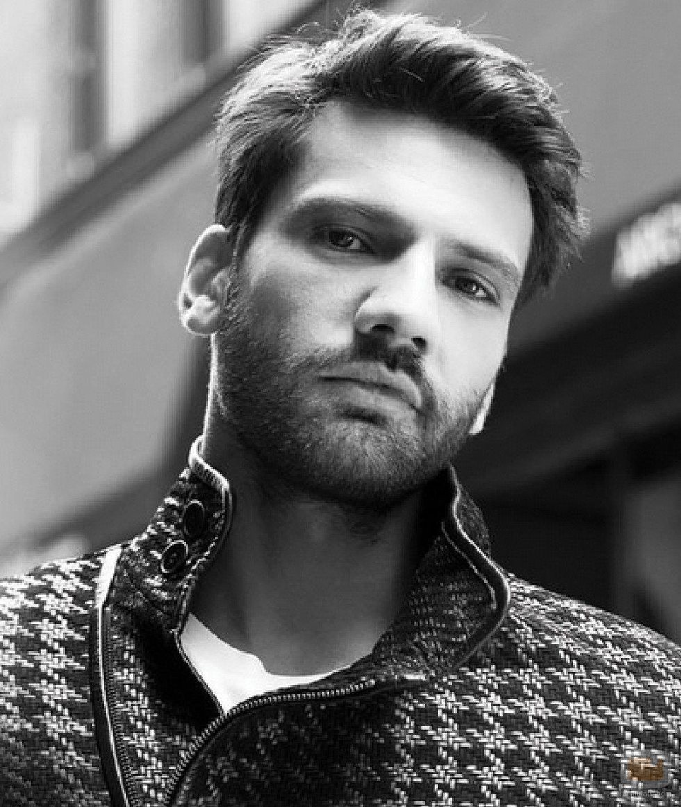 Retrato en blanco y negro de Kaan Urganc?o?lu, el antagonista de 'Kara Sevda'
