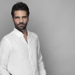 Kaan Urgancioglu, antagonista de 'Kara Sevda', en una sesión de fotos